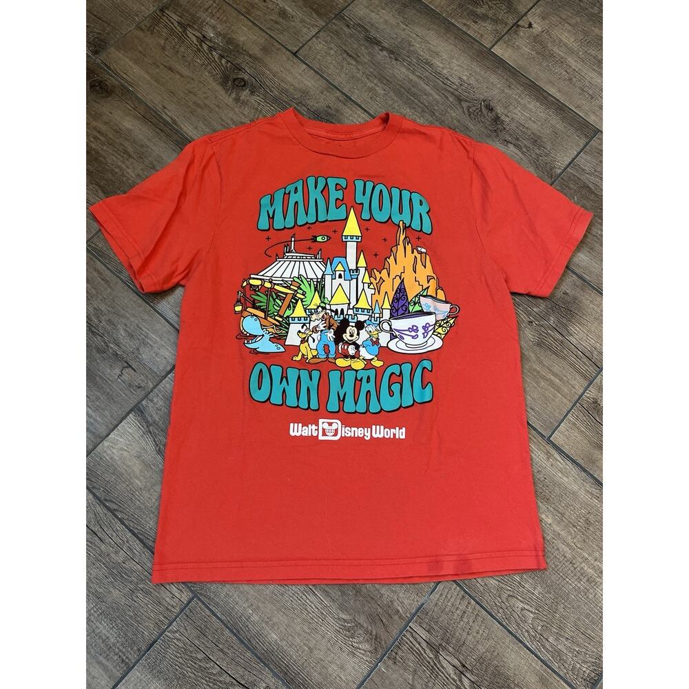 Walt Disney World Make Your Own Magic Red T-shirt Size‎ Medium